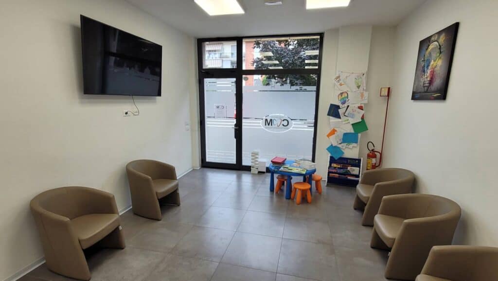 sala attesa centro odontoiatrico moderno